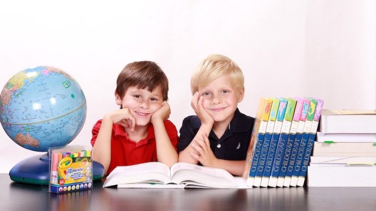 deux enfants en train d'apprendre