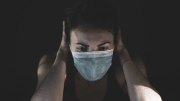 femme portant un masque conçu selon AFNOR