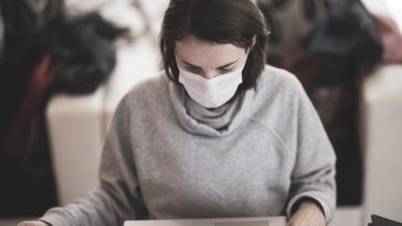 femme portant un masque de grandes marques