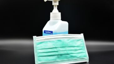Un masque et du désinfectant
