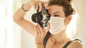 Une photographe qui porte un maque