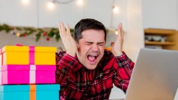 homme se faisant arnaquer en ligne pendant le black friday