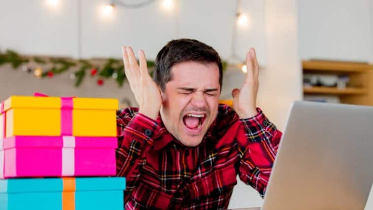 homme se faisant arnaquer en ligne pendant le black friday