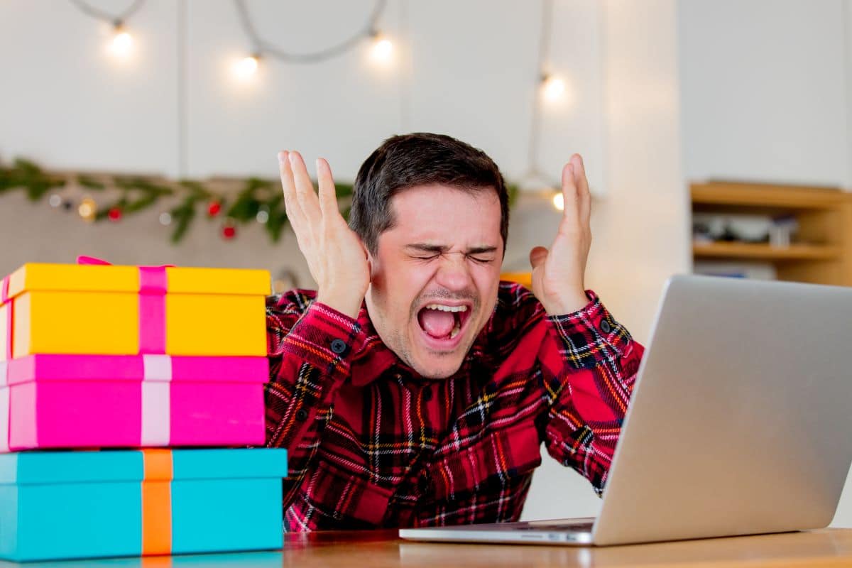 homme se faisant arnaquer en ligne pendant le black friday