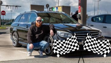 baptiste fougere à coté d'une voiture