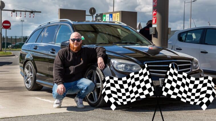 baptiste fougere à coté d'une voiture