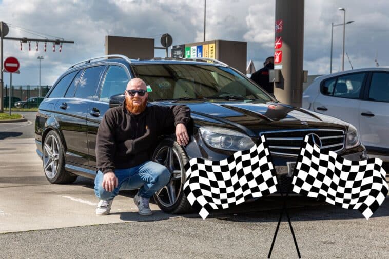 baptiste fougere à coté d'une voiture