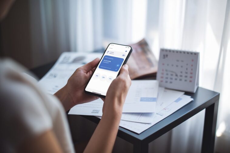 Une personne consulte le virement RSA sur son application bancaire