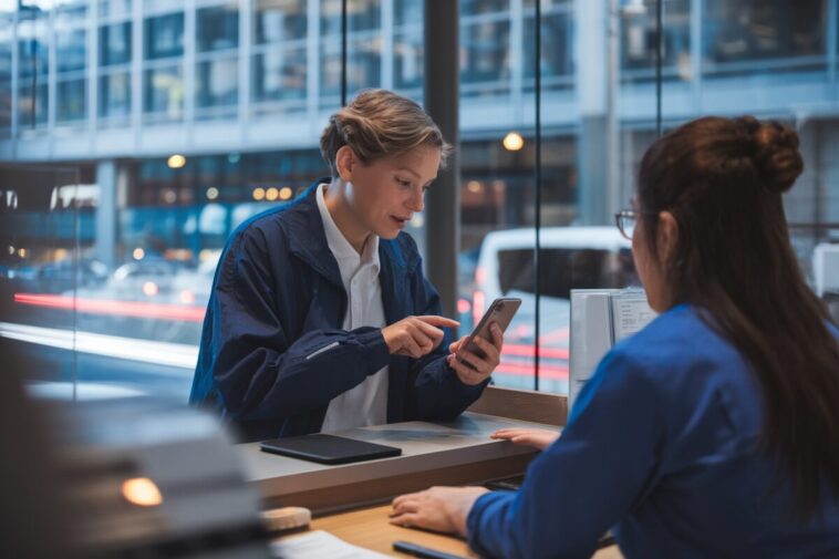 Un salarié vérifie ses droits à la prime d’activité sur smartphone