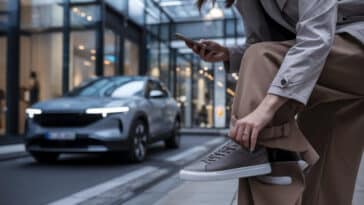 Essayage de sneakers slim en ville